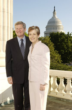 Senator Tim Johnson with wife Barbara Johnson at the 2004 Spouses Dinner