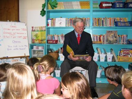 Sen. Sessions reads to students at Gordon-Bibb Elementary School in Decatur. (8/16/05)