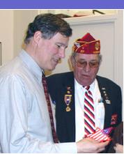 Inslee meets with local veterans in his Washington D.C. office.