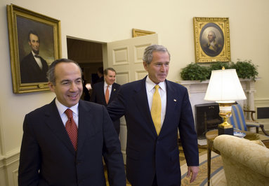 El presidente George W. Bush le da la bienvenida al presidente electo de México Felipe Calderón a la Oficina Oval el jueves, 9 de noviembre de 2006. Foto por Eric Draper de la Casa Blanca Foto por Eric Draper de la Casa Blanca