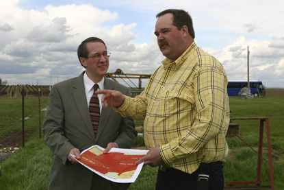 Picture: Chairman Goodlatte discusses farming issues with California producer Kenny Watkins in Stockton, California, March 3, 2006. 