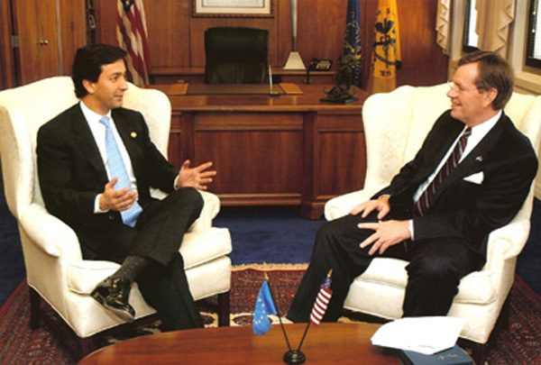 Congressman Luis G. Fortuo meets with U.S. Department of Health and Human Services Secretary Mike Leavitt.


