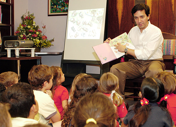 Congressman Fortuo celebrated Library Week alongside a group of children at the Jane Stern Library in Dorado, PR. 


