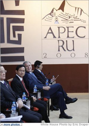President George W. Bush participates in the APEC leaders second retreat Sunday, Nov. 23, 2008, at the 2008 APEC Summit in Lima, Peru.  White House photo by Eric Draper