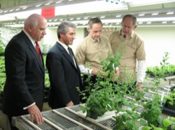 Senator Carper visits Fraunhofer USA Center for Molecular Biology