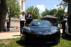 Senator Carper checks out electric cars