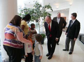 Sen. Alexander visits with patients at the Juvenile Diabetes Research Foundation in Memphis. 