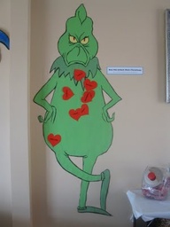 Pin the heart on the Grinch #game. This would be fun for a kids #Christmas party.