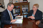 Senator Crapo meets with Sharon Marmon from Nampa's Centennial Job Corps.