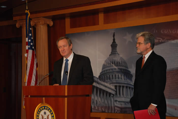 Senators Crapo and Coburn at news conference to announce their decision to support the Fiscal Commission report, December 2, 2010.
