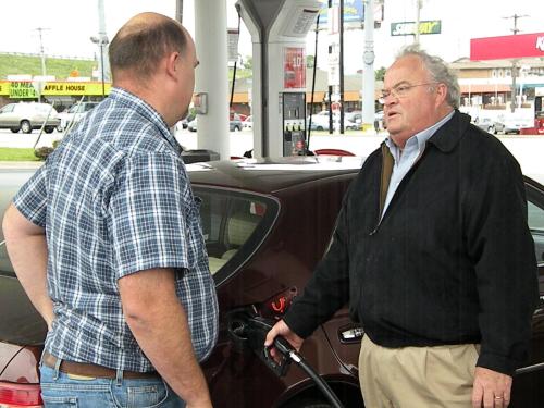 Billy talks gas prices with Jason Duncan in Springfield