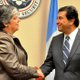El canciller de Guatemala, Harold Caballeros (der.), saludando a la secretaria de Seguridad Nacional,  Janet Napolitano, el lunes 10 de diciembre.