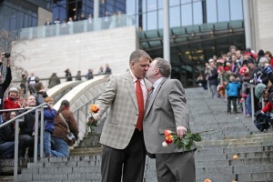 Brad and Jay McCanta kiss to a cheering crowd on the steps of City Hall after getting married at Seattle City Hall in Seattle, Washington December 9, 2012.   REUTERS/Cliff Despeaux