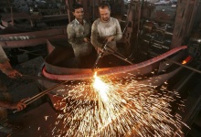 Labourers work inside an iron factory on the outskirts of Jammu November 12, 2012. REUTERS/Mukesh Gupta 
