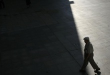 A pensioner walks in the Andalusian capital of Seville September 20, 2012. REUTERS/Marcelo del Pozo