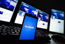 The loading screen of the Facebook application on a mobile phone is seen in this photo illustration taken in Lavigny May 16, 2012. REUTERS/Valentin Flauraud/Files