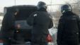 Полицейские проводят досмотр машины. Жанаозен, 19 декабря 2011 года. Фото Елены Костюченко, "Новая газета".