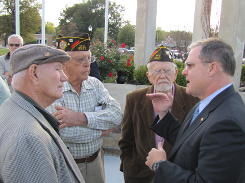 Senator Mark Pryor speaking with veterans