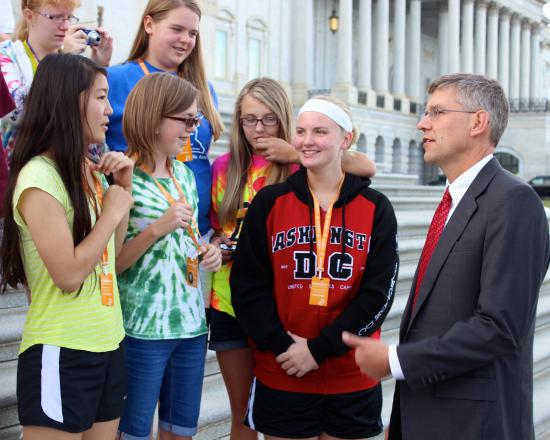 Paulsen speaks with third district students visiting DC