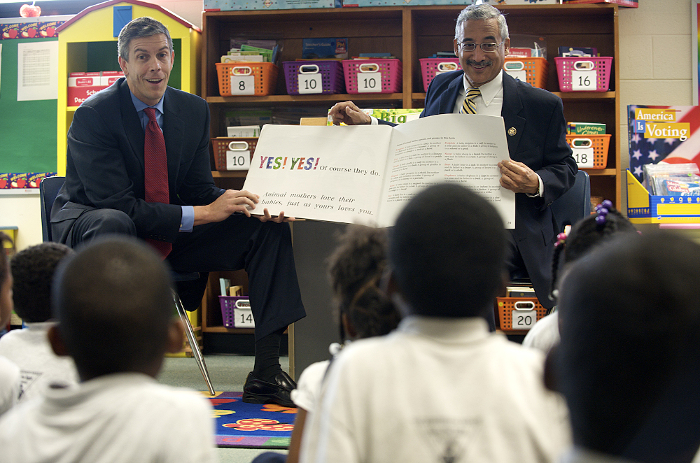 Education Sec. Duncan and Rep. Scott read to students.