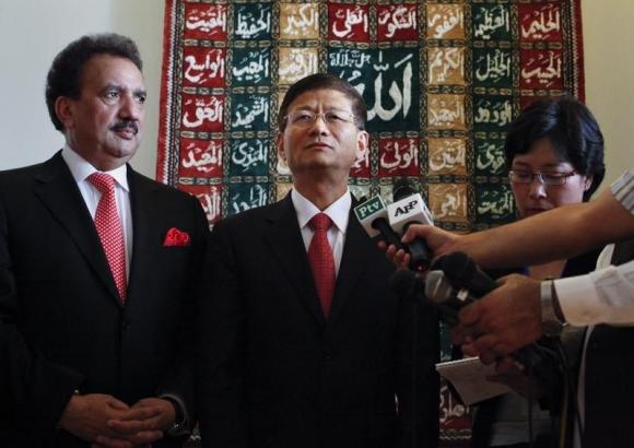 Chinese Public Security Minister Meng Jianzhu (C) speaks to reporters as Pakistan's Interior Minister Rehman Malik (L) looks on, after arriving at a military base in Rawalpindi September 26, 2011. REUTERS/Mian Khursheed