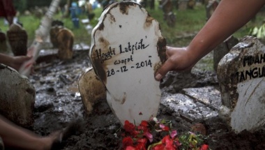 The grave marker of Hayati Lutfiah, a passenger of AirAsia QZ8501, is pictured at a cemetery in Surabaya January 1, 2015. REUTERS/Sigit Pamungkas