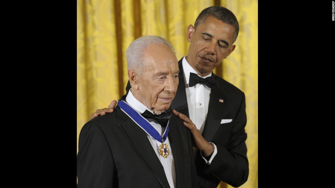 President Barack Obama awards Israeli President Shimon Peres the Presidential Medal of Freedom, the nation&#39;s highest civilian honor, at the White House on June 13, 2012. 