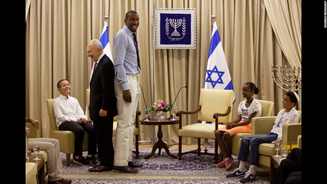 NBA star Amare Stoudemire stands with Israeli President Shimon Peres during their meeting at the president&#39;s residence in Jerusalem on July 18, 2013. Peres invited Stoudemire to play for Israel&#39;s national basketball team because of his ties to Judaism. 