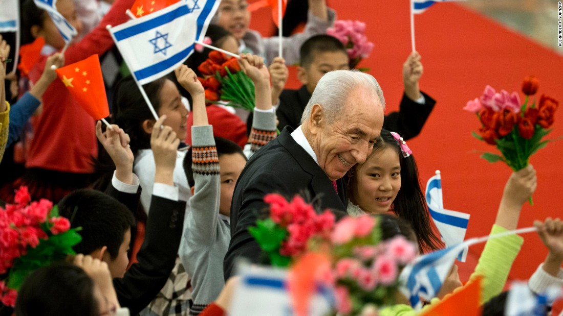 Israeli President Shimon Peres with Chinese children during a welcome ceremony held by Chinese President Xi Jinping at the Great Hall of the People in Beijing on April 8, 2014. 