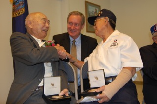 Senator Crapo makes a presentation to two of Idaho's World War II Veterans