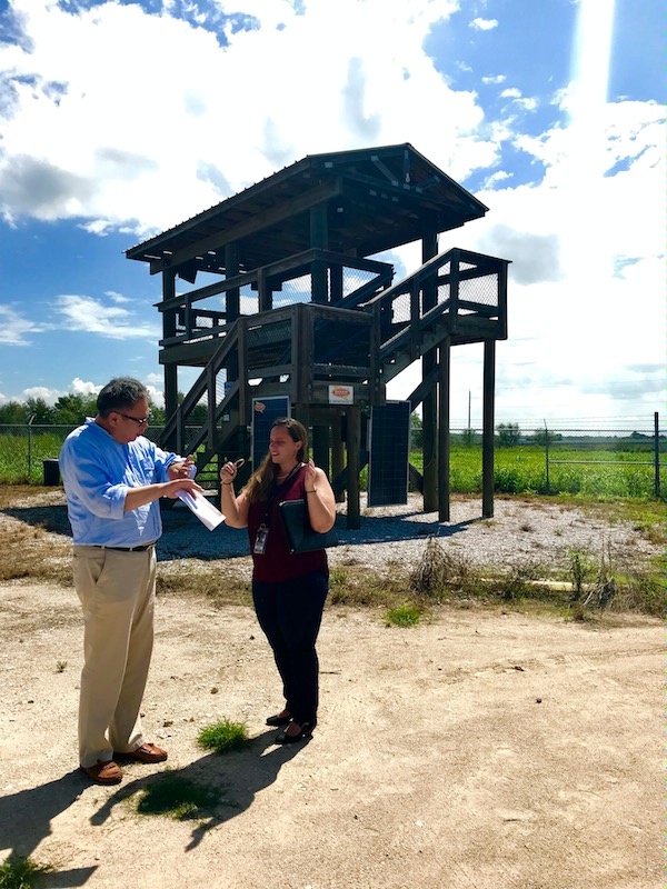A student at ENR's Texas Power Workshop discusses alternative energy finance and developments with a private sector representative at a solar farm in Texas.