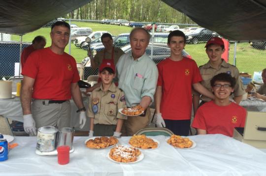 Frelinghuysen dines with the Boy Scouts during Sparta day