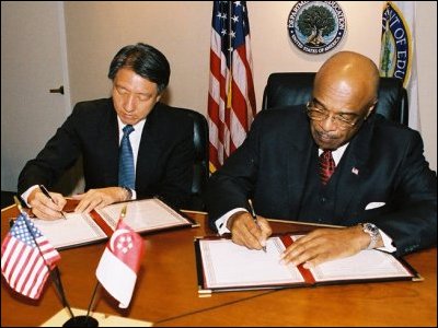 Secretary Paige and Singapore's Minister of Education Teo Chee Hean sign a Memorandum of Understanding between Singapore and the United States.