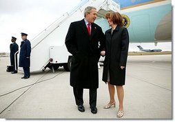 President George W. Bush talks with USA Freedom Corps greeter Gloria Grandone after arriving in Appleton, Wis., Tuesday, March 30, 2004. President Bush traveled to Wisconsin to discuss his plan to strengthen the economy and help small businesses create jobs. White House photo by Eric Draper.